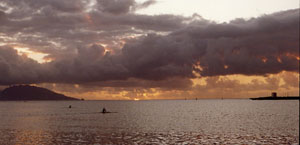Sunset over Moorea.jpg (14453 bytes)